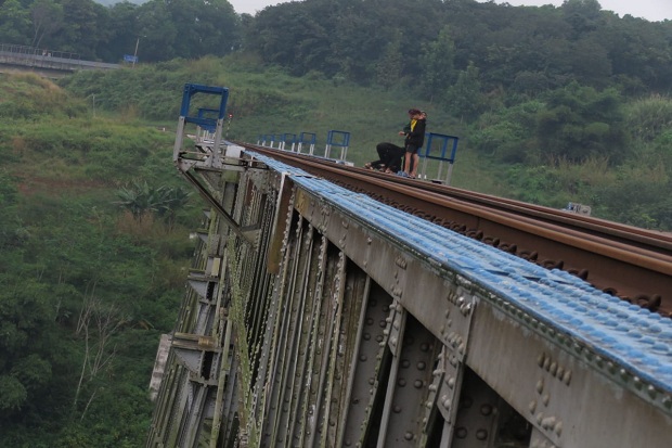 Menelusuri Jembatan...
