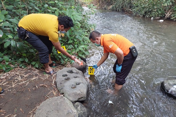 Mengapung di Sungai,...