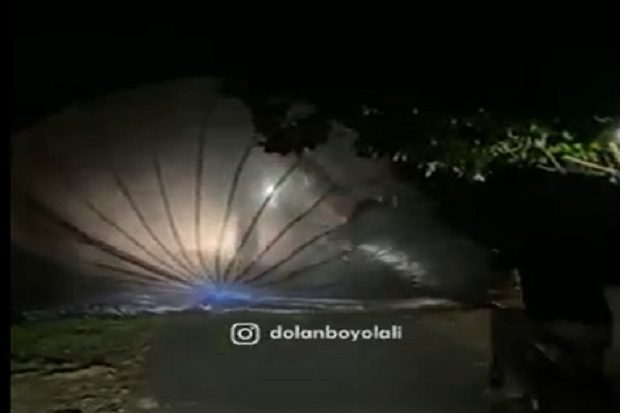 Balon Udara Jatuh di...