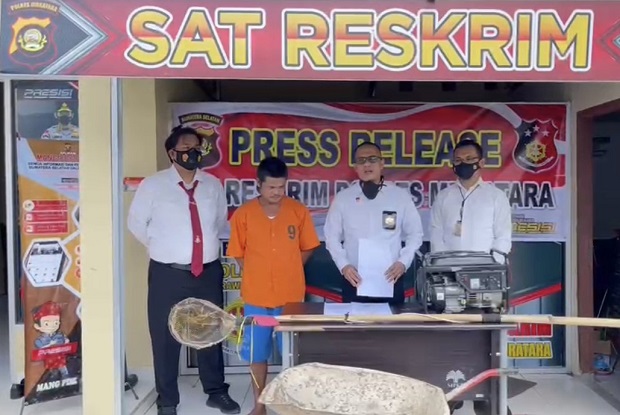 Penyetrum Ikan di Sungai...