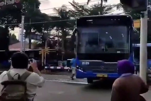 Diduga Mati Mesin, Transjakarta...