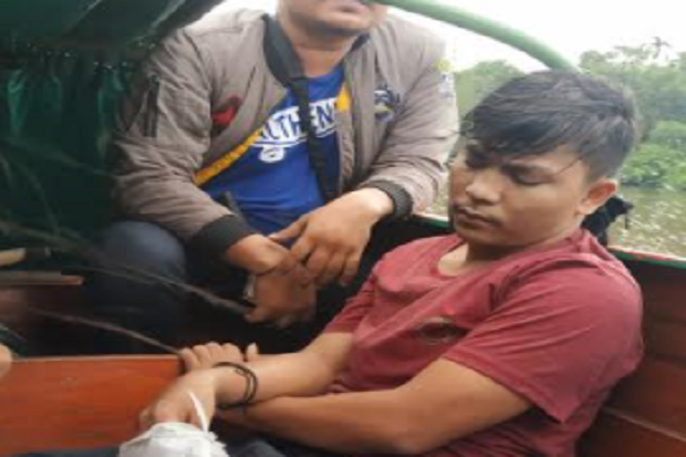Lari saat Akan Ditangkap,...