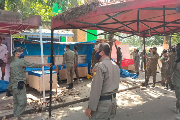 Satpol PP Pangkep Bongkar...