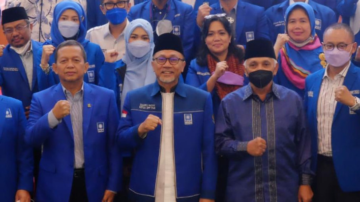 Tiga Tokoh Bertemu,...