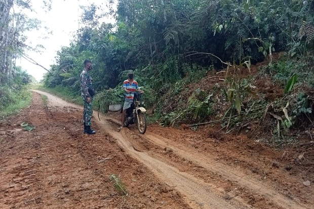 Anggota Satgas TMMD...