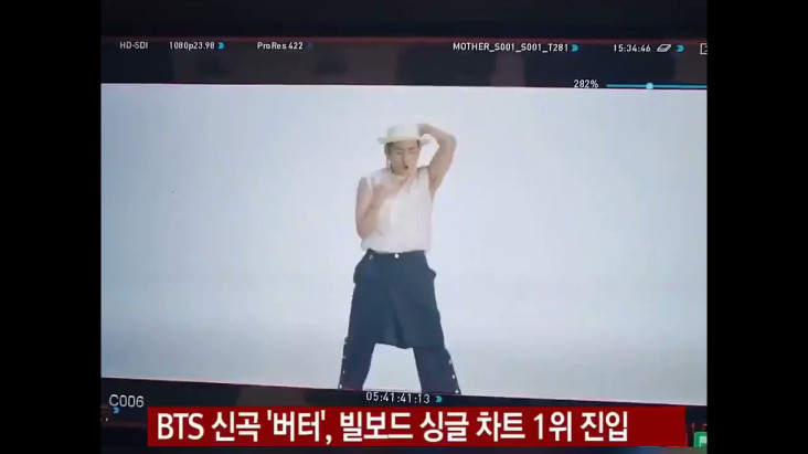 14 Foto V BTS yang Langsung...