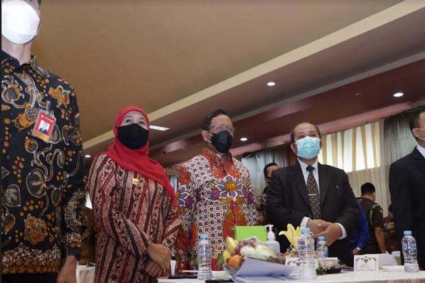 Gubernur Khofifah dan...