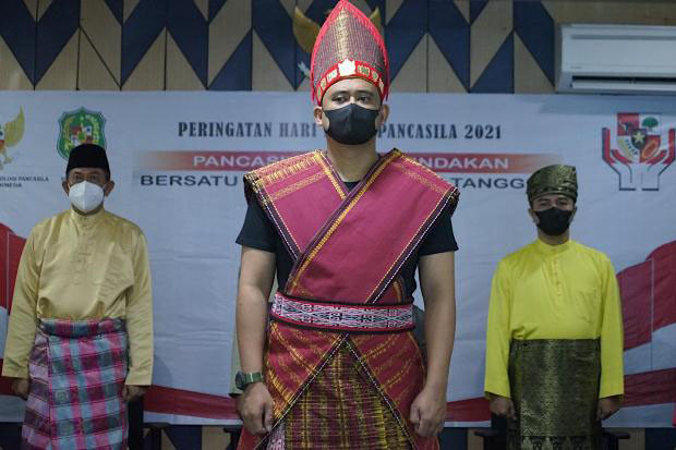 Kenakan Pakaian Adat...