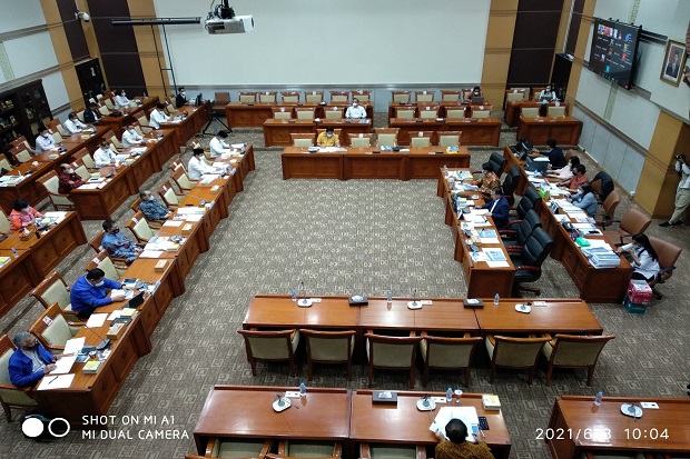 Komisi III DPR Bahas...