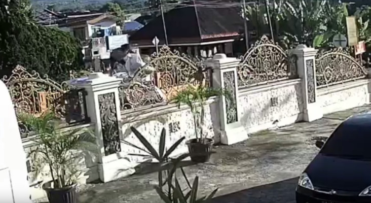 Mobil Bawa Sampah dan...