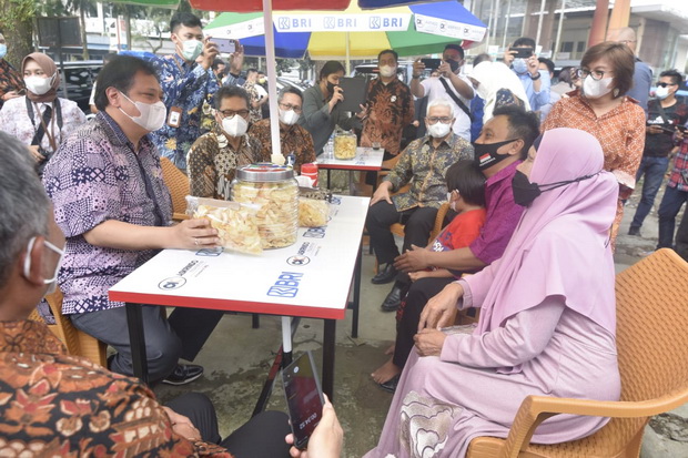 Warungnya Dikunjungi...