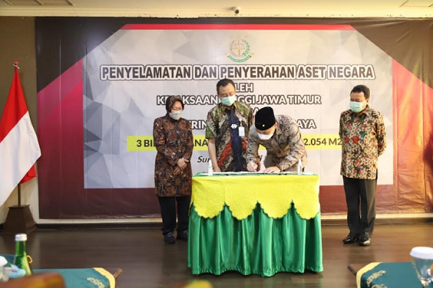 Kejati Jatim Serahkan...