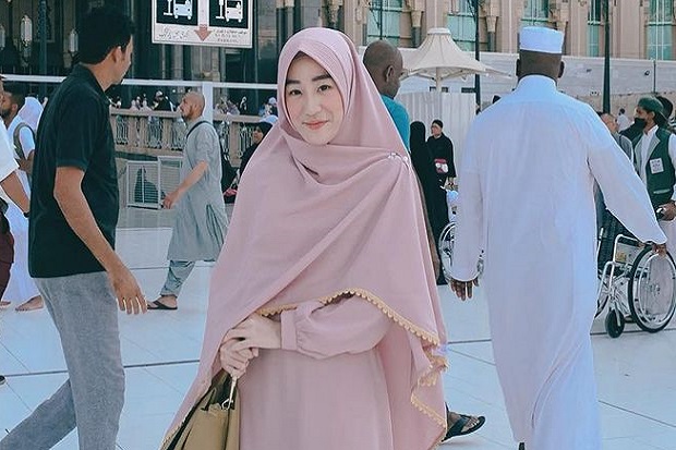 Pakai Pengacara, Larissa...