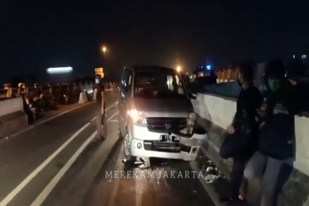 Minibus APV Kecelakaan...