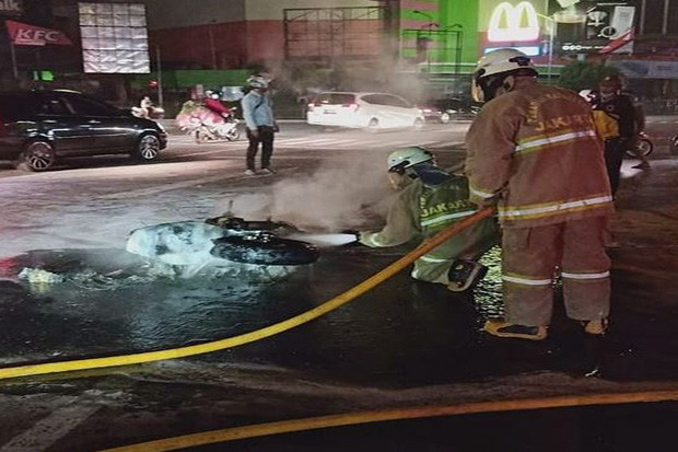 Motor Terbakar di Perempatan...