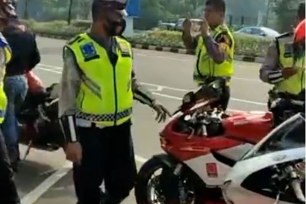Polisi Tilang Sejumlah...