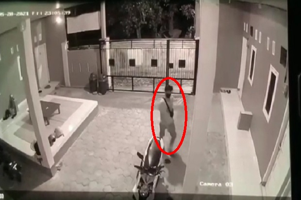 Polisi Buru Perampok...