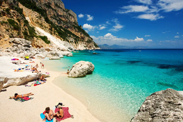 Curi Pasir Pantai Sardinia,...