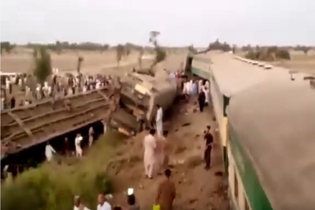 Dua Kereta Api Tabrakan...