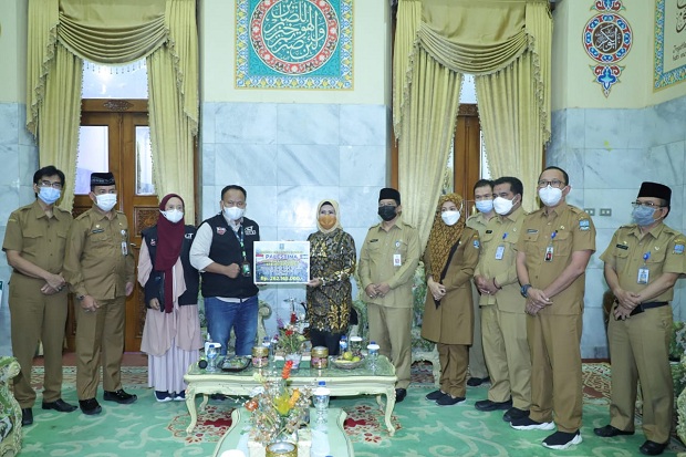 Pemkab Serang Salurkan...
