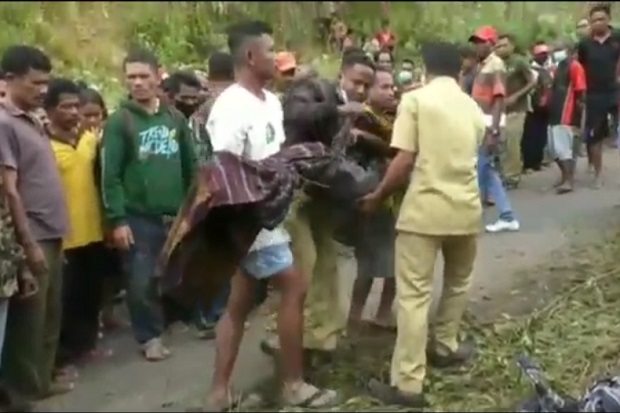 Truk Mengangkut 20 Orang...