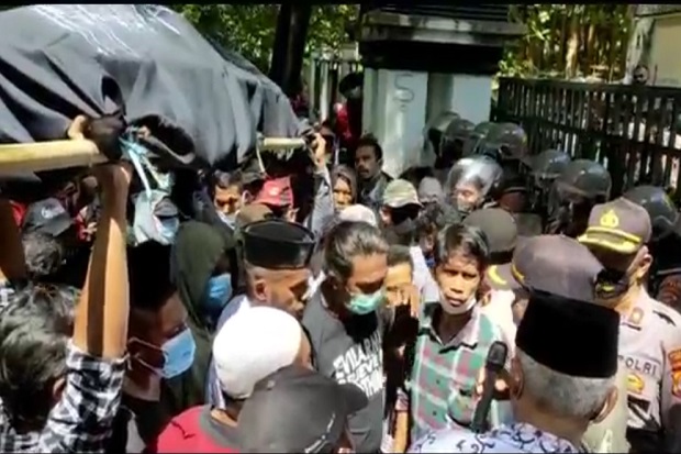 Dimutasi Massal, Ratusan...