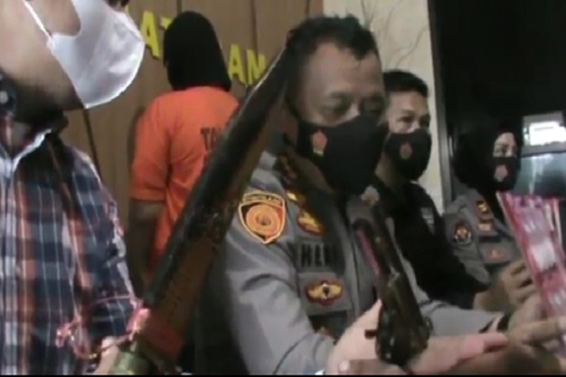 Wanita Cantik Jadi Bandar...