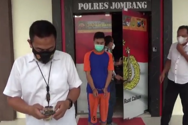 Puas Tiduri Siswi SMK...