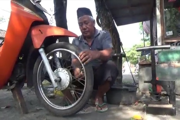 Menabung 22 Tahun, Tukang...