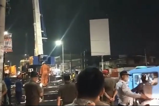 Petugas Gabungan Tertibkan...