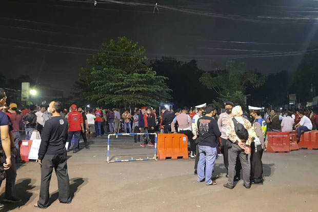 2 Ormas Bentrok di Depan...