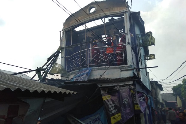 Dua Bocah Bermain Korek...