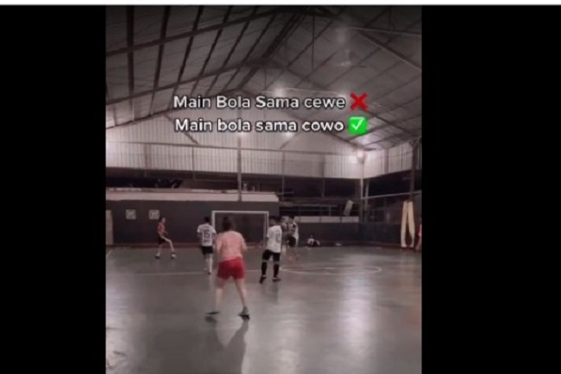 Upload Video Main Bola,...