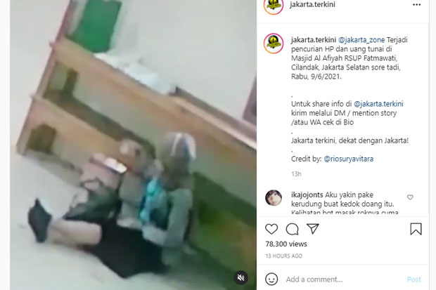 Wanita Berkerudung Ngutil...