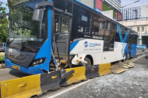 Banyak Masalah di Transjakarta,...