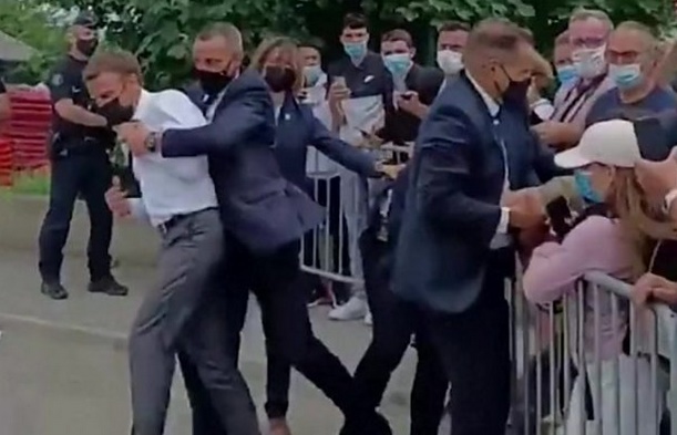 Macron Ditampar, Buku...