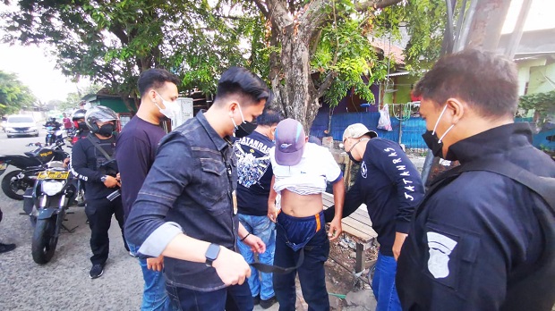 Puluhan Preman Tukang...