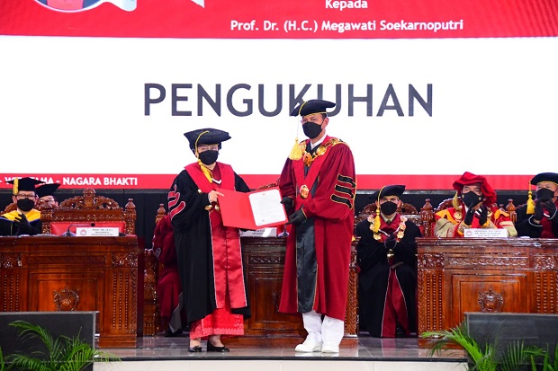 Megawati Raih Gelar...