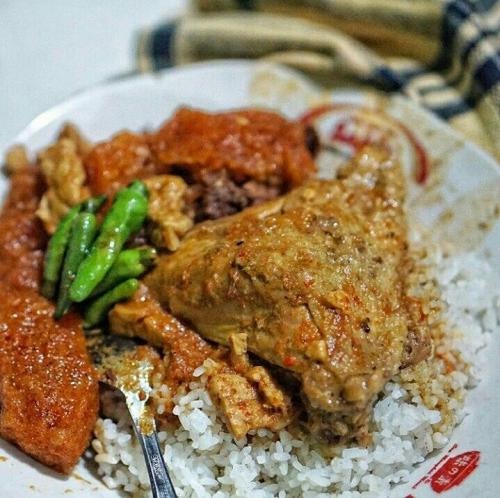 Cicip Makanan Khas di...