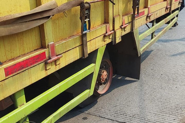Truk Terlibat Kecelakaan...