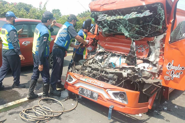 Truk Seruduk Truk Tangki...