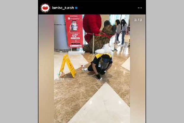 Lihat Petugas Kebersihan...