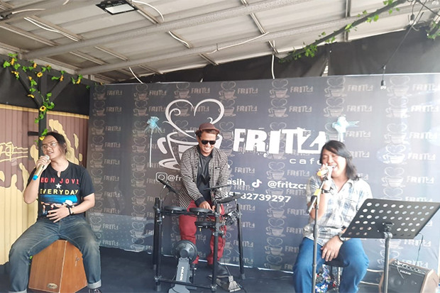 Nongkrong Asyik di Kafe...