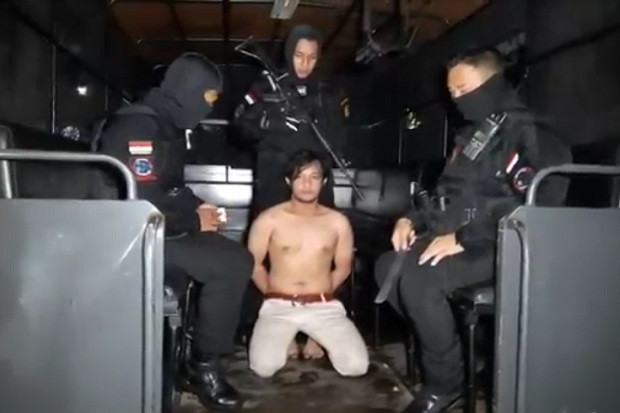 Bawa Golok, Pemuda Bertato...