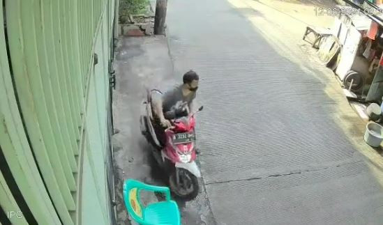 Motor Lagi Dipanasin...