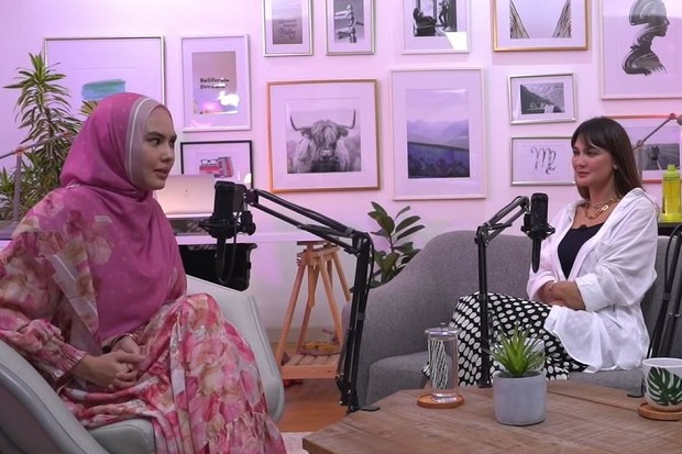 Luna Maya Minta Netizen...