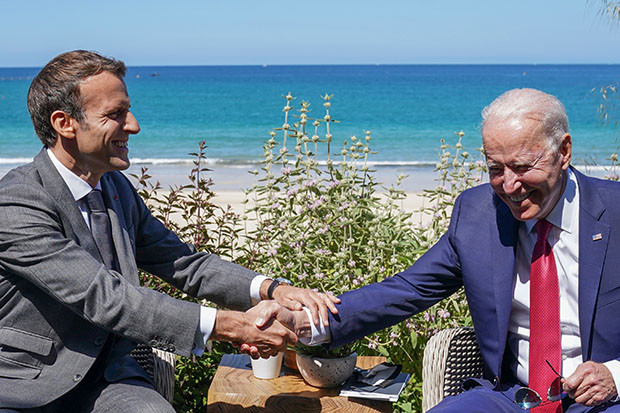 Puji Biden, Macron:...
