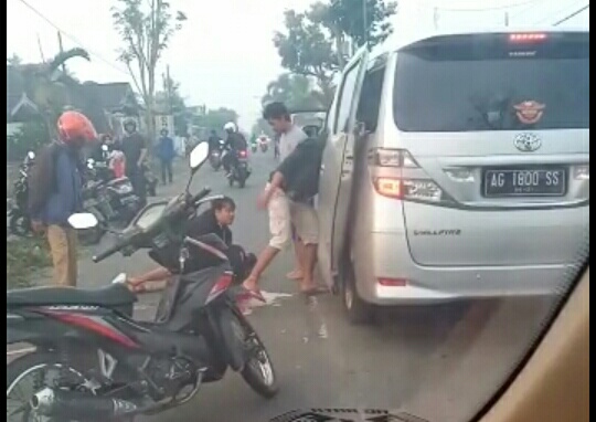 ‘Cium’ Mobil Mewah...