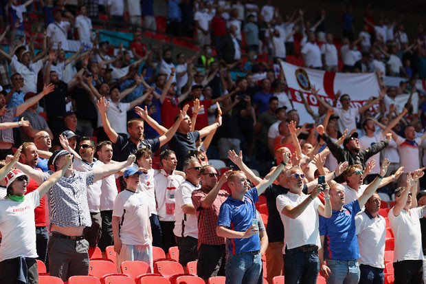 Jatuh dari Tribun Wembley,...