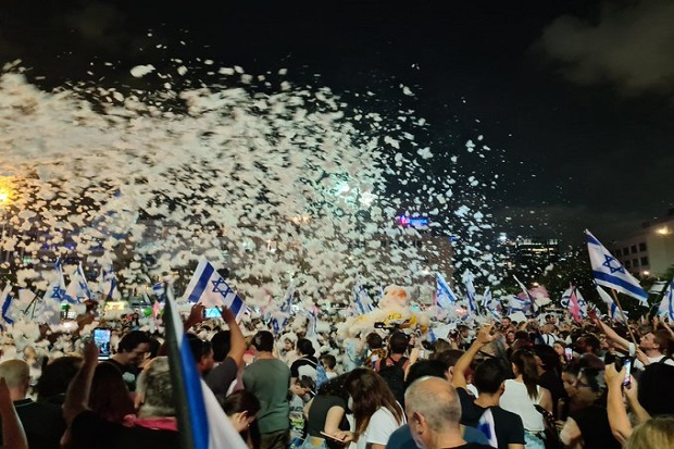 Ribuan Warga Israel...